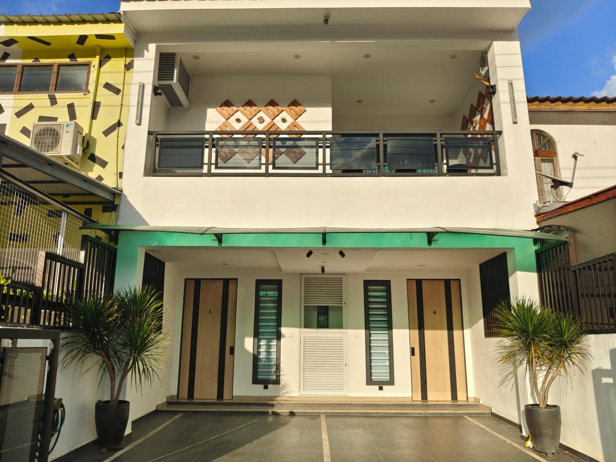 C Boutique Townhouse Station 18 By Irainbow Apartemen