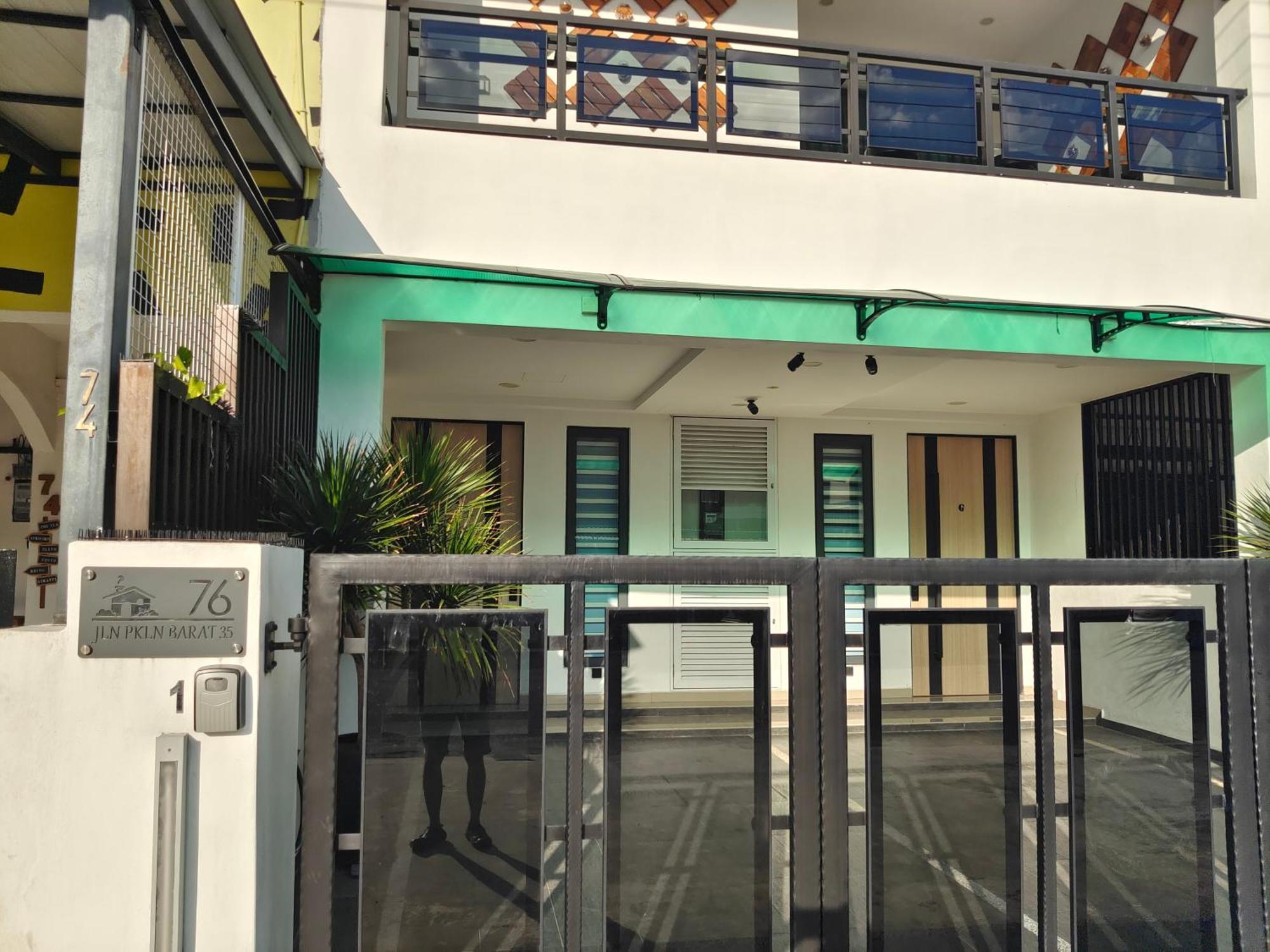 Apartemen C Boutique Townhouse Station 18 By Irainbow