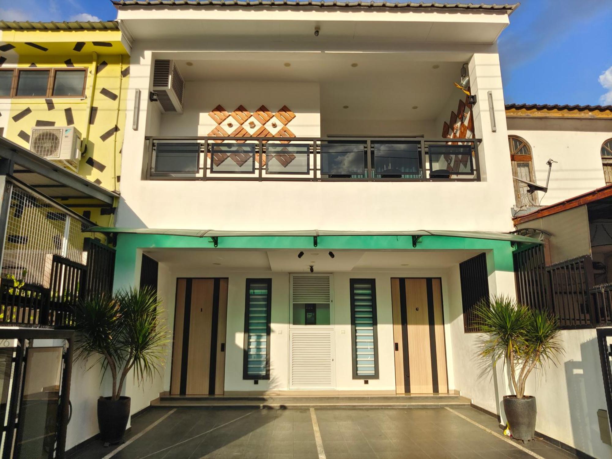 Apartemen C Boutique Townhouse Station 18 By Irainbow *